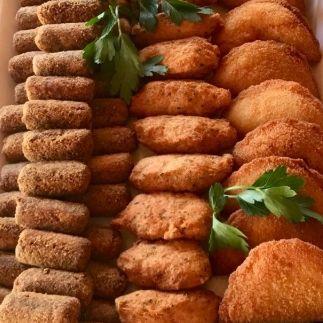 No nosso casamento, queremos partilhar convosco alguns pratos e petiscos tradicionais da nossa zona, mas com um toque plant-based. Alergias importantes? Por favor contacte os noivos!