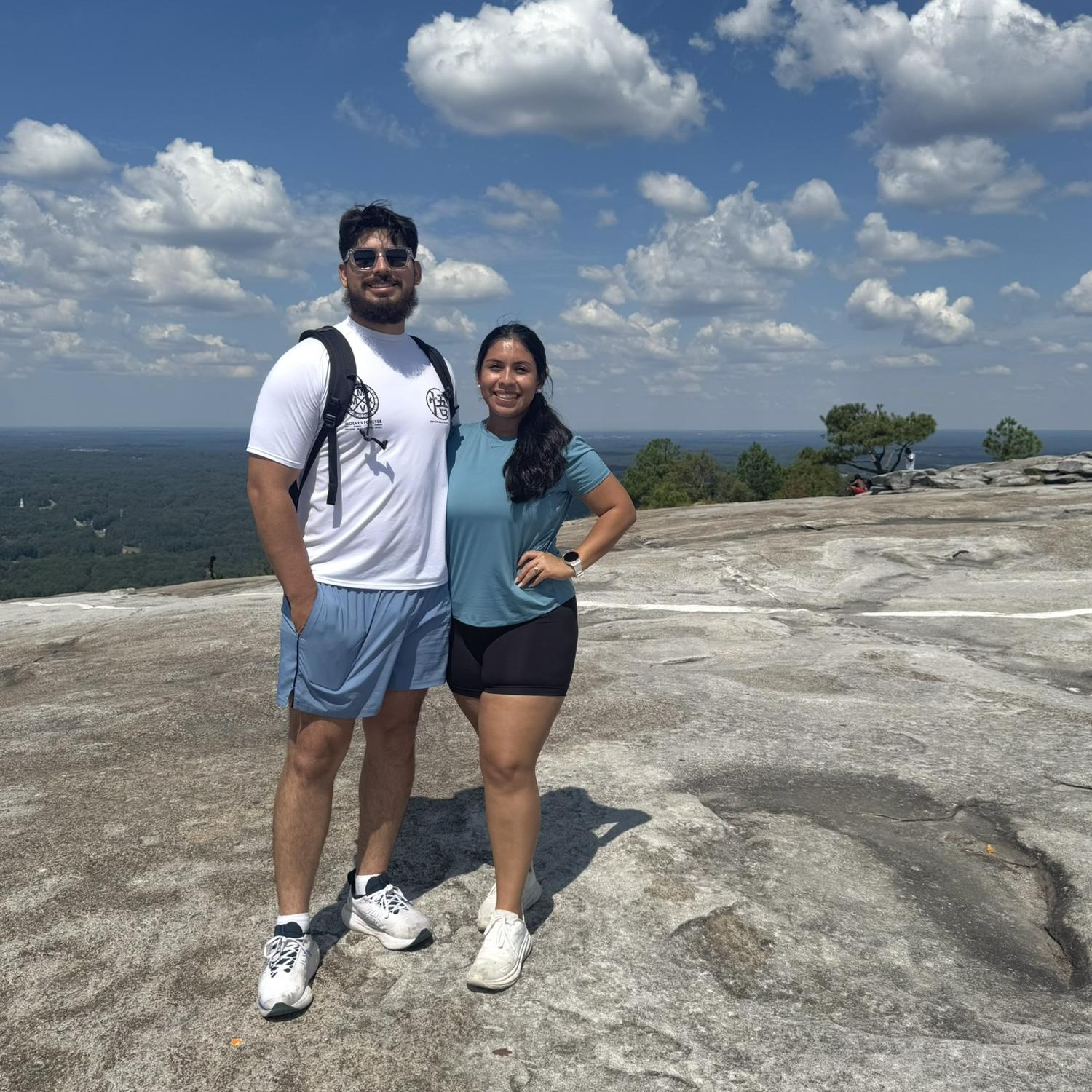 We also love nature and going on hikes 🙂‍↕️🤟🏽