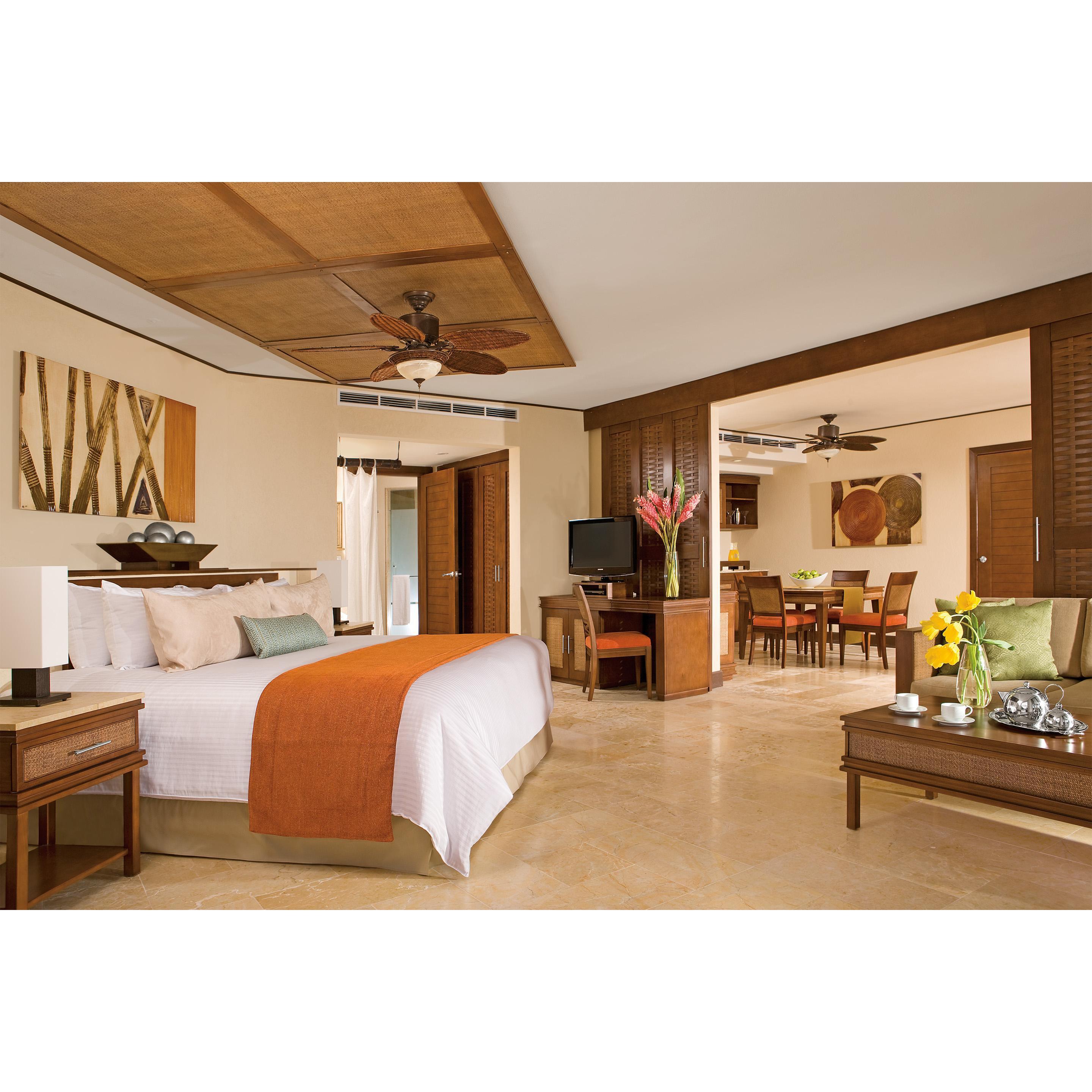 Preferred Club Ocean Front Master Suite
Separate living room
Separate dining area
Full bathroom with with hydrotub 
balcony with whirlpool
Oceanfront view
Preferred Club privileges
1,206 ft2 / 112 m2