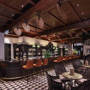Drinks at Long Bar in Raffles Hotel in Singapore on Honeymoon