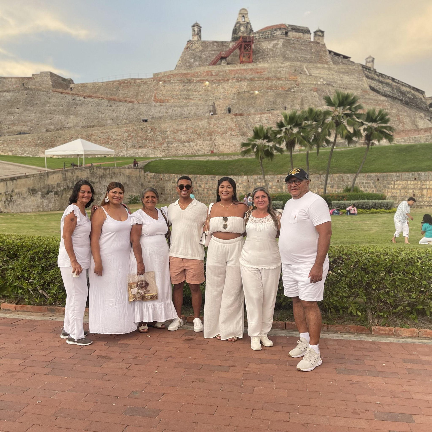 Ryan conociendo a la familia de Brenda y visitando Colombia por primera vez.