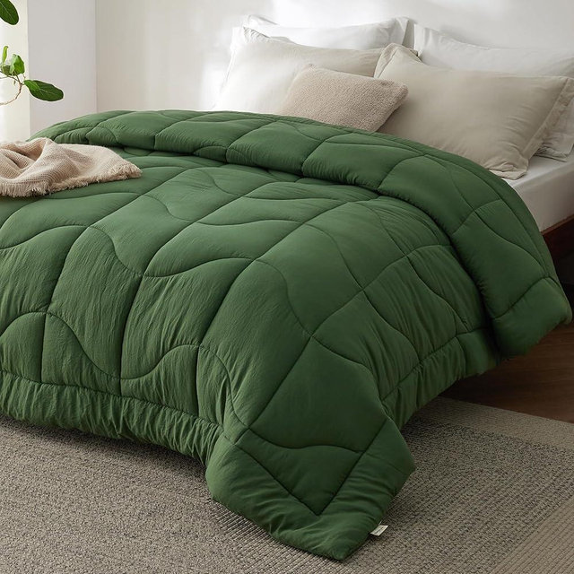 Bedsure Queen Comforter - Comforters Queen Size for All Season, Ultra-Soft Down Alternative & Prewashed Duvet Insert with 4 Tabs - Machine Washable, Oliver Green, 88x88 Inches