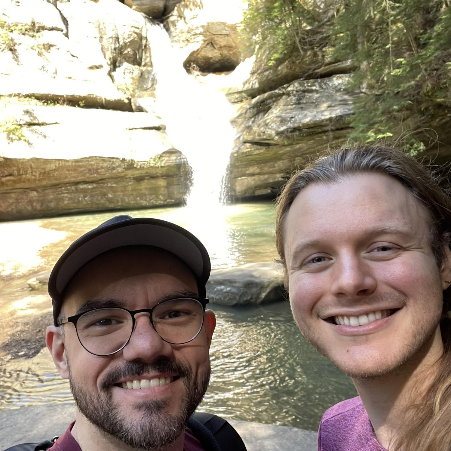 Exploring Old Man’s Cave / Explorando Old Man’s Cave