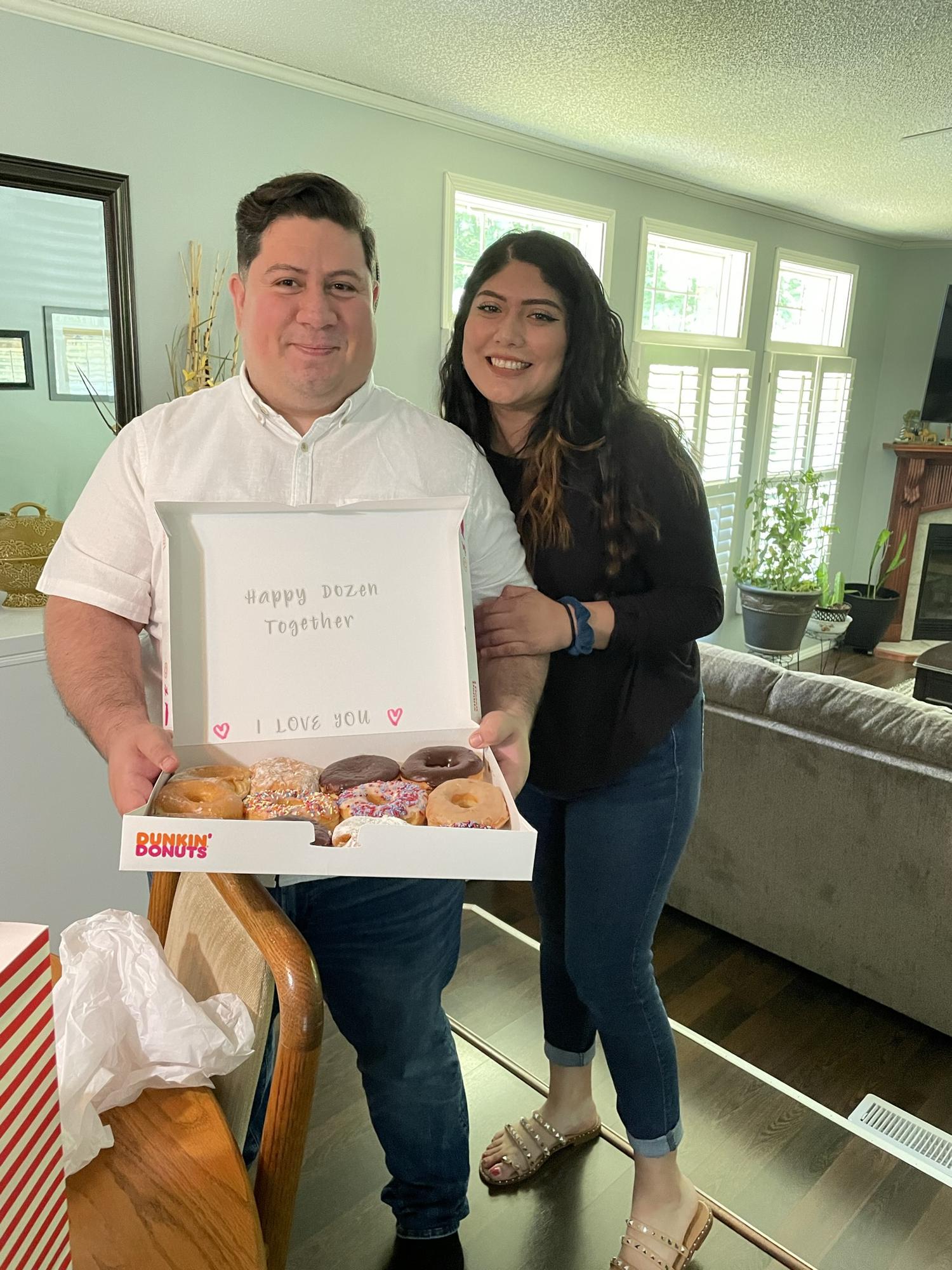 May 2022 Celebrating our first year anniversary. --------------------- mayo 2022 Celebramos nuestro primer aniversario como novios.