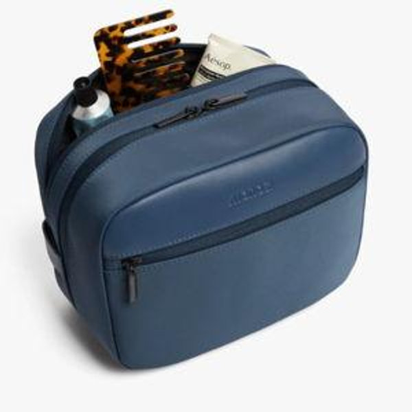 Metro Hanging Toiletry Case - Color: Oxford Blue