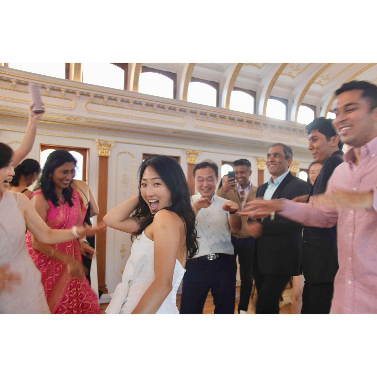 We danced the night away!
우리는 밤새 춤을 췄어요!