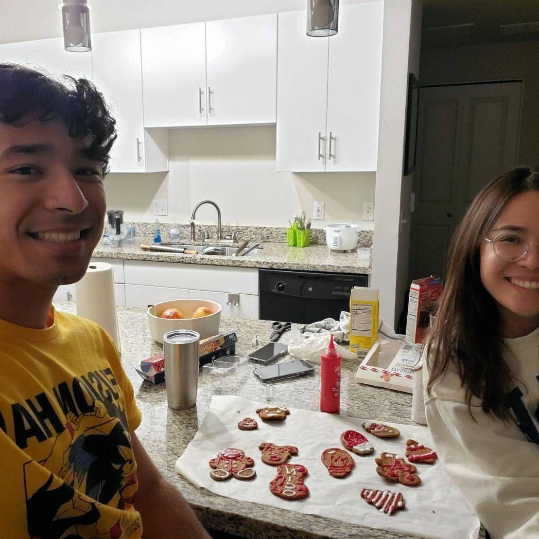 Make gingerbread men together 一起做薑餅人