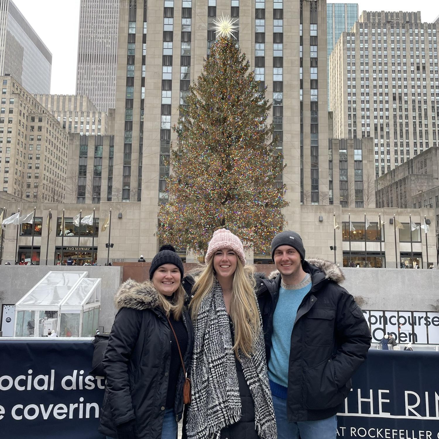Celebrating Christmas at Rockefeller Plaza with Elizabeth (December 2021).