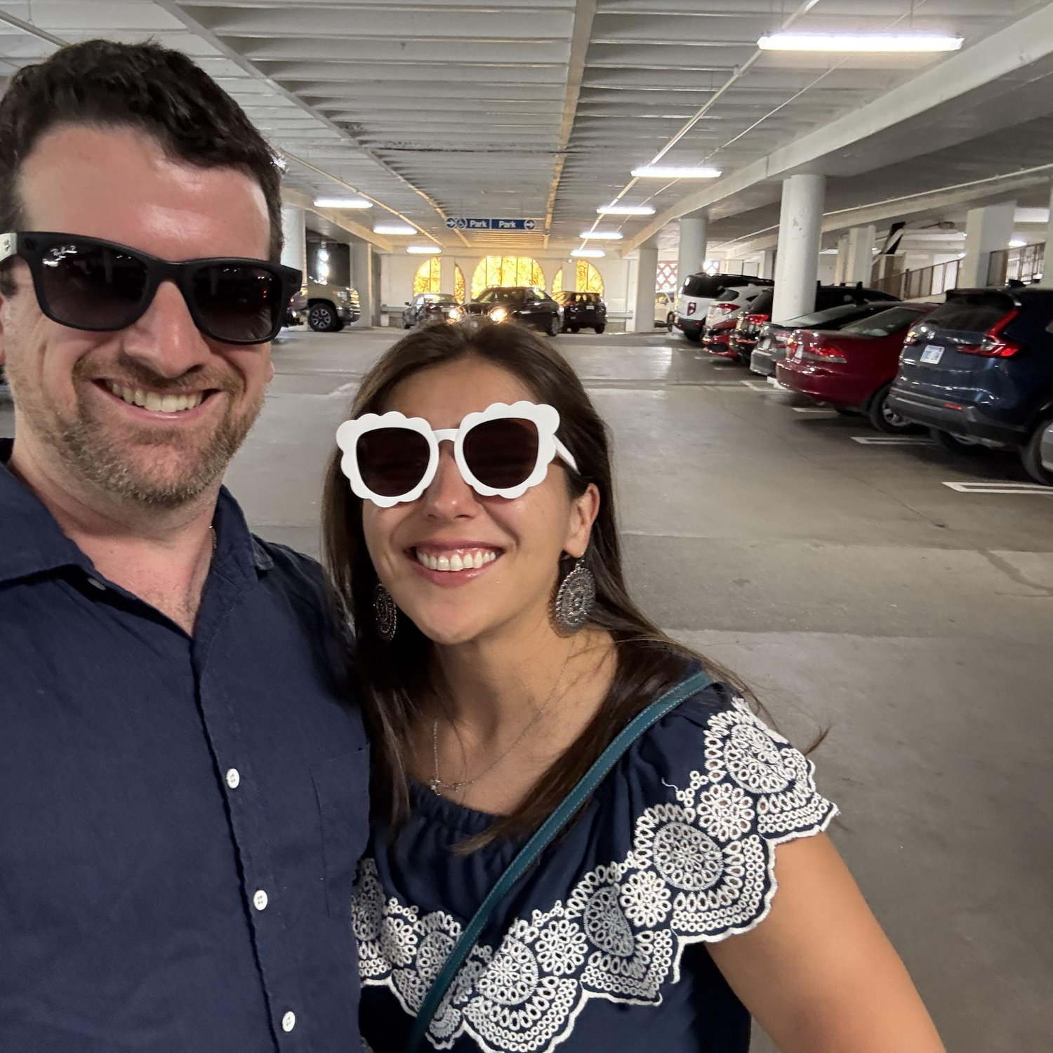 "Voy a comprarte una gafas de sol. Porque el futuro se ve brillante. Porque llegó a mi vida. El amor. De mi vida."