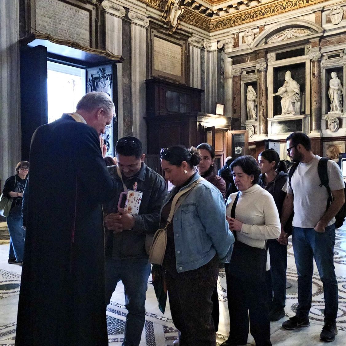 Bendicion De Cardenal de la Basilica Santa Maria La Mayor Roma, Italia. 
Blessing by Cardinal in Italy