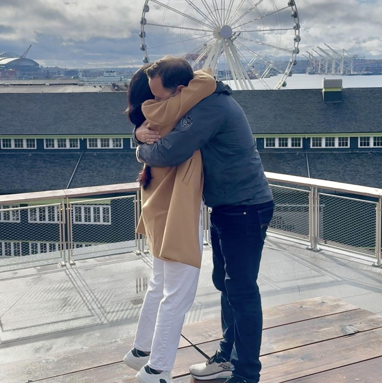 Un abrazo que dijo todo lo que las palabras no podían: amor, alegría y el comienzo del para siempre.

A big hug that said everything words couldn’t: love, joy, and the beginning of forever.