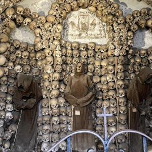 Exploring Roman Catacombs & Crypts