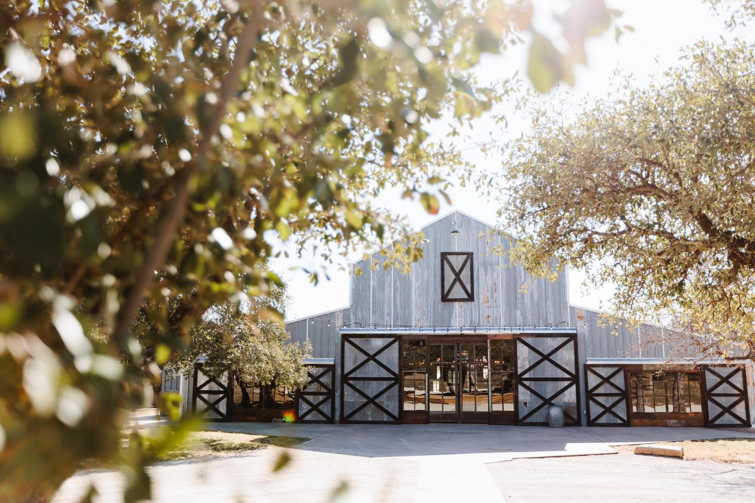 The Wedding Website of Ileana Hernandez and Tyler Varnum