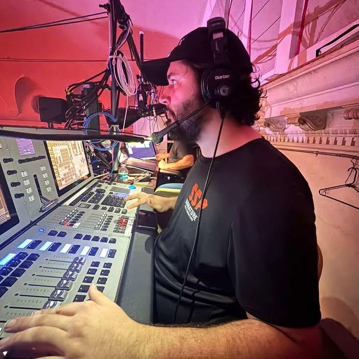 Max working while Abby annoys him in the booth