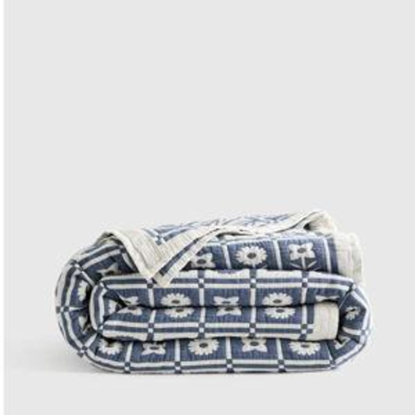 Organic Cotton Jacquard Floral Quilt in Glacier Blue