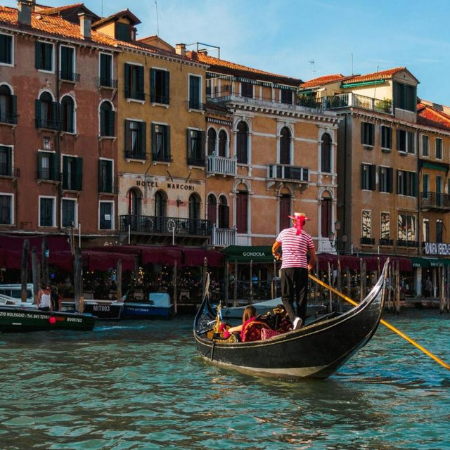 Honeymoon gondola tour in Venice