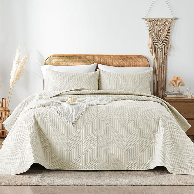 Davulos King/Cal King Quilt Set in Cream, Soft Reversible Microfiber Bedspread for All-Season Use in Bedroom or Dorm, Lightweight Modern Geometric Coverlet (1 Quilt, 2 Pillow Shams)
