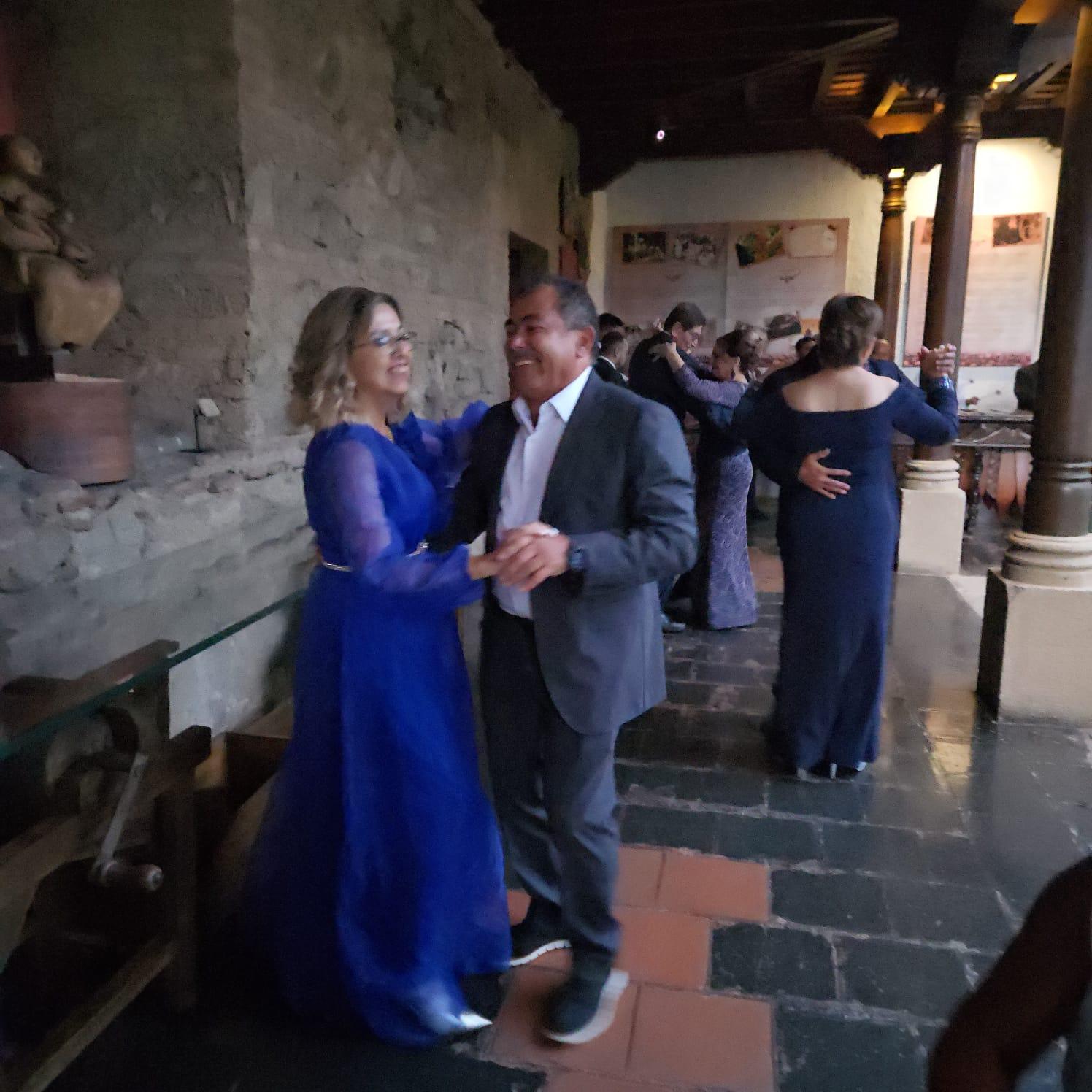 Our first dance together during the 50th wedding anniversary.  Nuestro primer baile durante la fiesta del 50th aniversario.