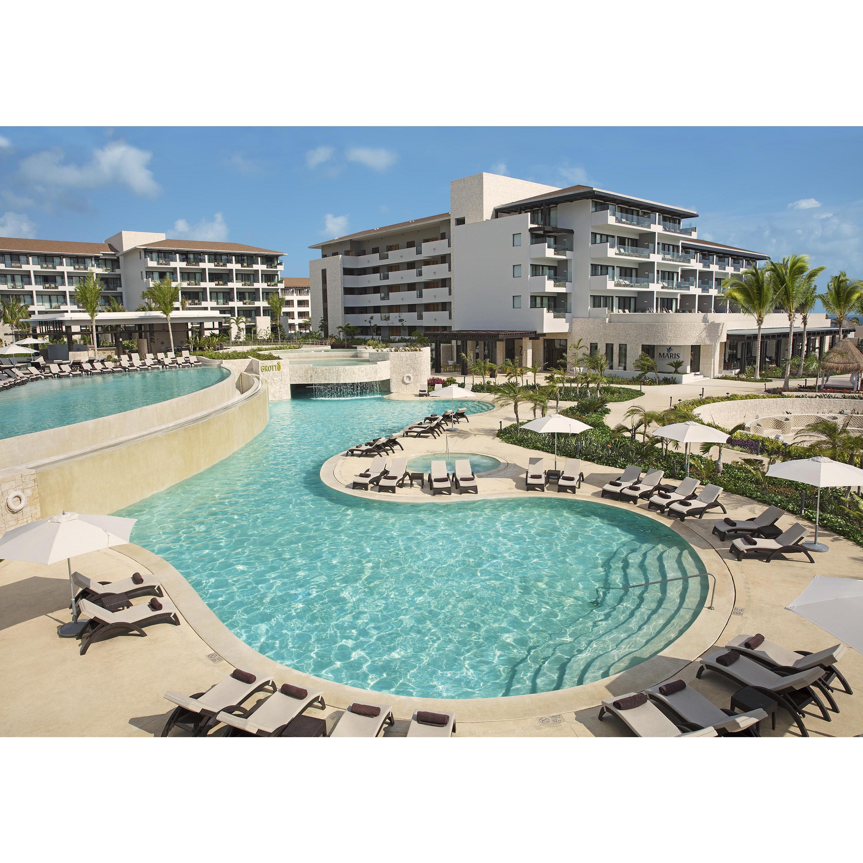 Dreams Playa Mujeres pool.