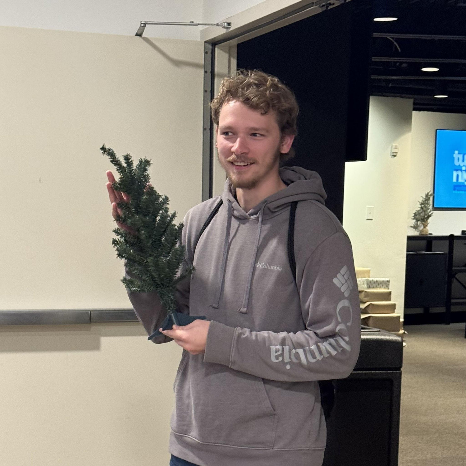 Mia bought Zac a Christmas tree as a little joke. He thoroughly misunderstood the situation and asked her out. She couldn't think of a reason to say no.