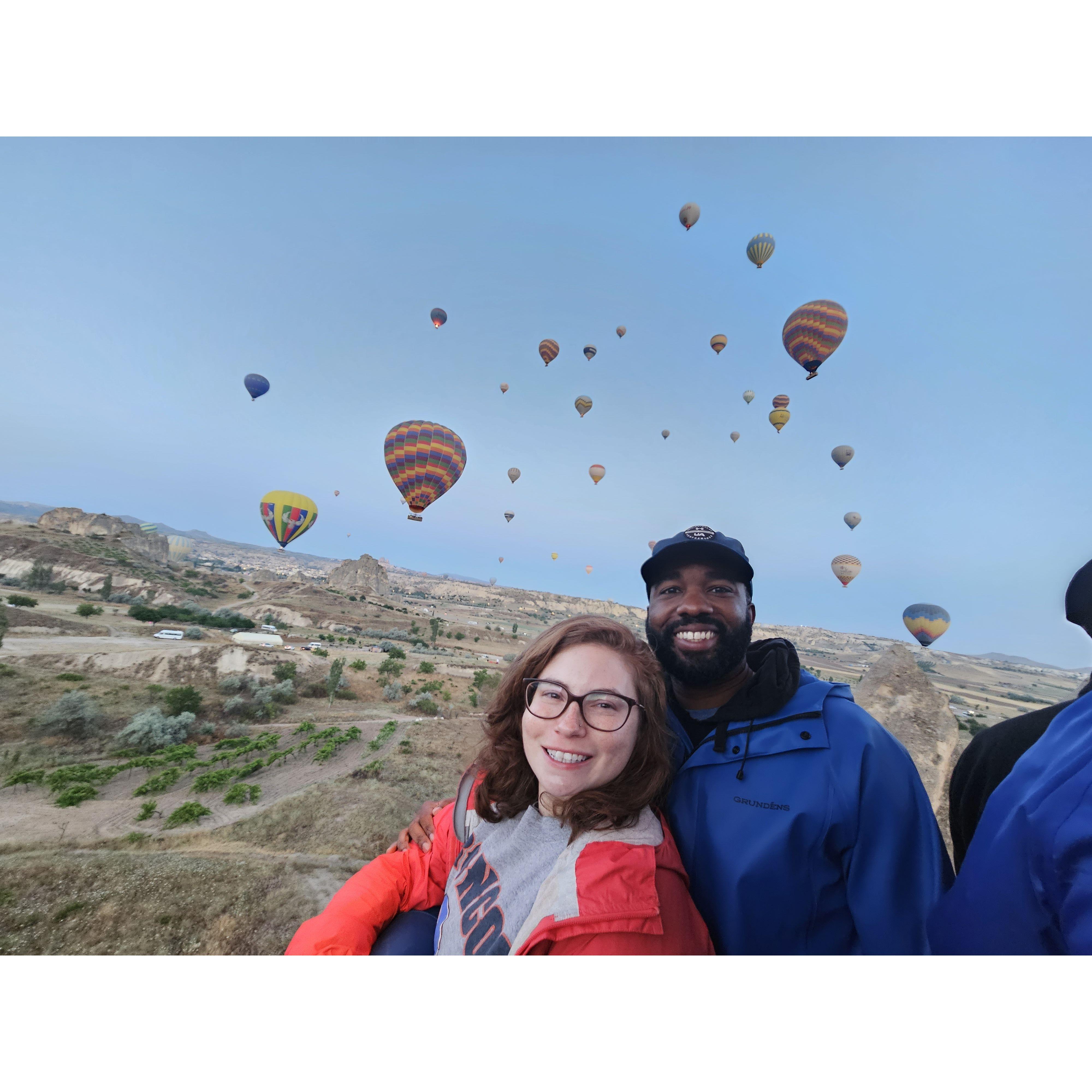 Going up with hundreds of hot air balloons in Cappadocia, Türkiye!