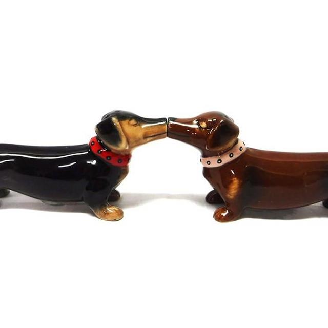 Pacific Giftware Loveable Cute Kissing Dachshunds Salt & Pepper Shakers Set