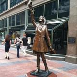 Mary Tyler Moore (Mary Richards) Statue