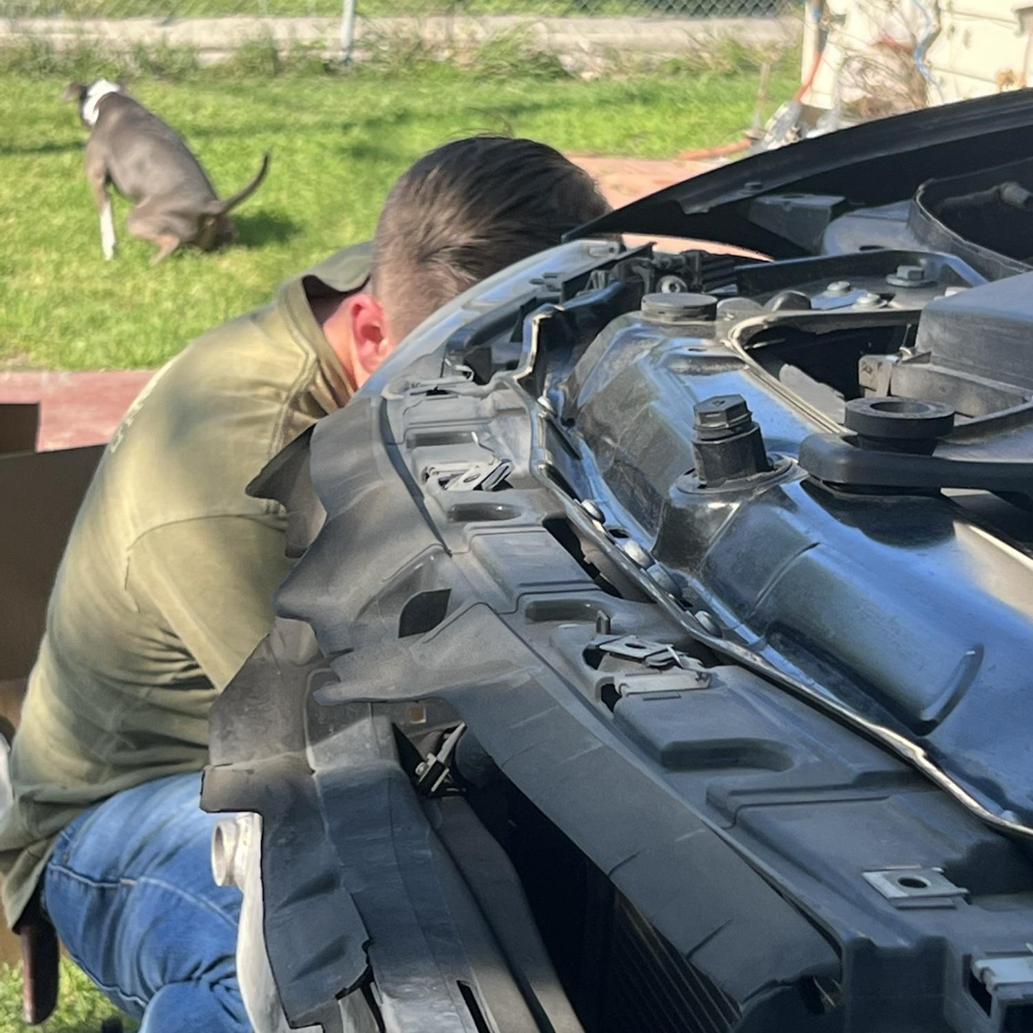 Daniel fixing Jocelyn’s car ft Mia in the back