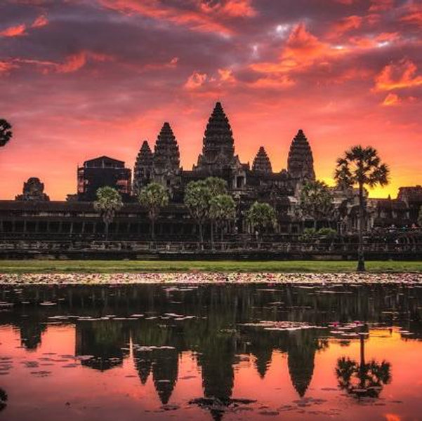 Templos al amanecer en Angkor Wat