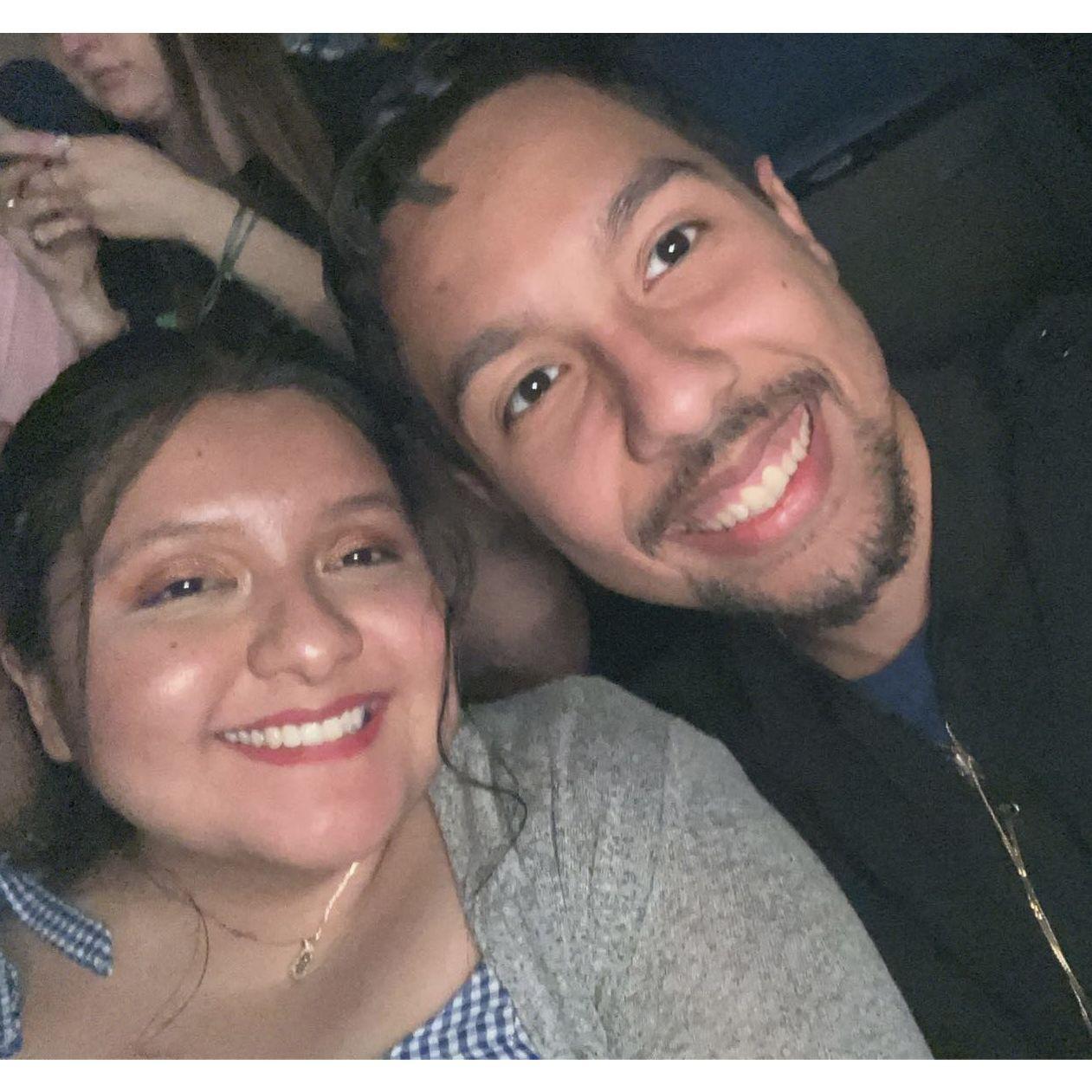 We attended our first concert ever. It was Justin Bieber, and he still can't believe that was his first concert, lol. / Asistimos a nuestro primer concierto. Fue de Justin Bieber, y todavía no puede creer que ese fuera su primer concierto, jaja.