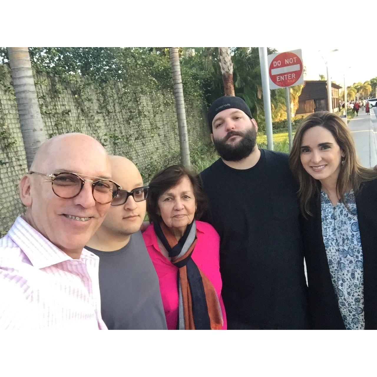 Compartiendo con mi madre e hijos en diciembre; Alfredo Sr., Alfredo Jr., Cristina, Juan Diego e Iliana.