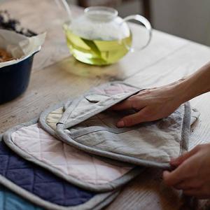 Linen pot holder in 12 colours. Blue hot pot mitt. Linen kitchen glove. Oven mitt. With loop for hanging.