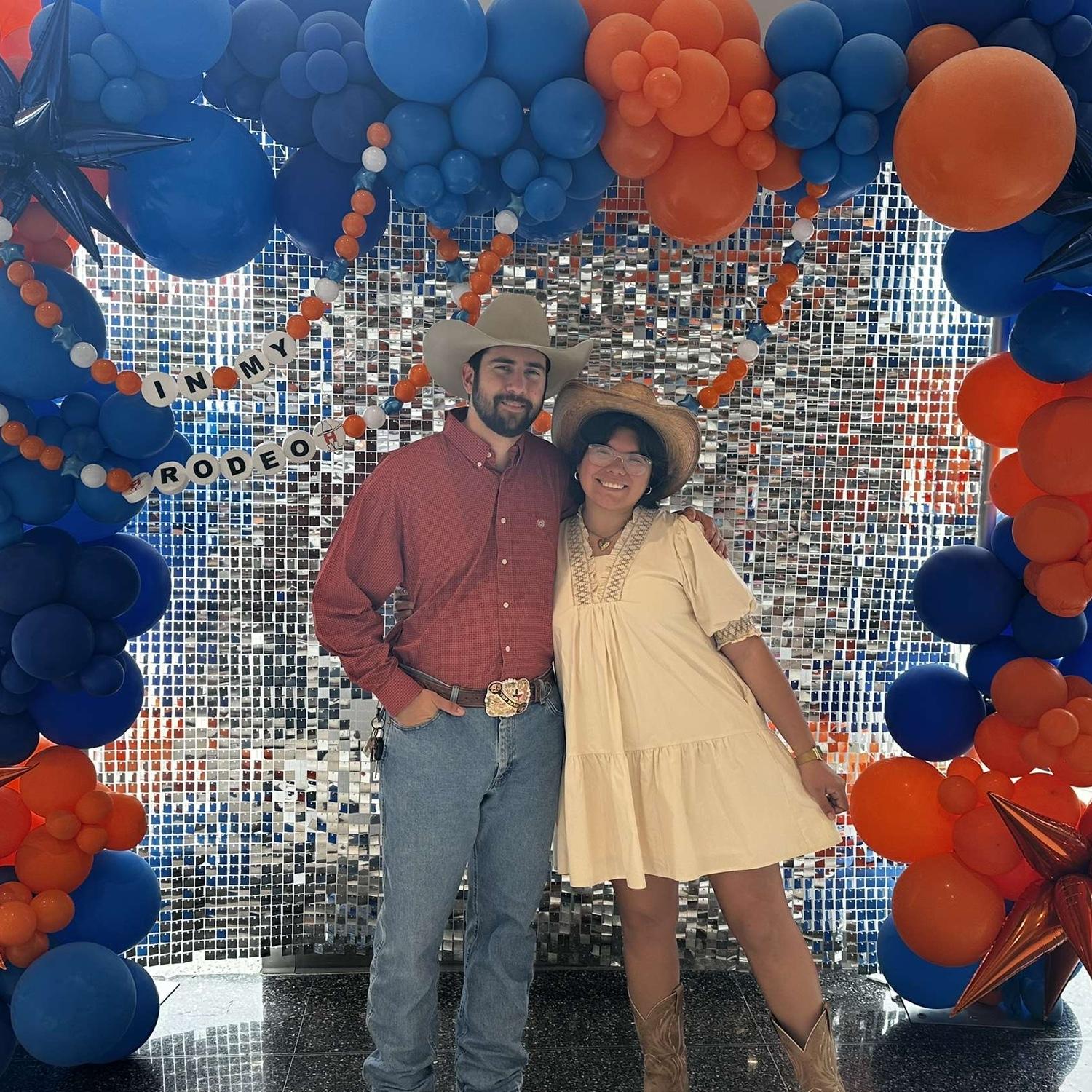 Of course we rodeo together! 🐎