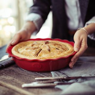 Le Grande Ruffle Pie Dish