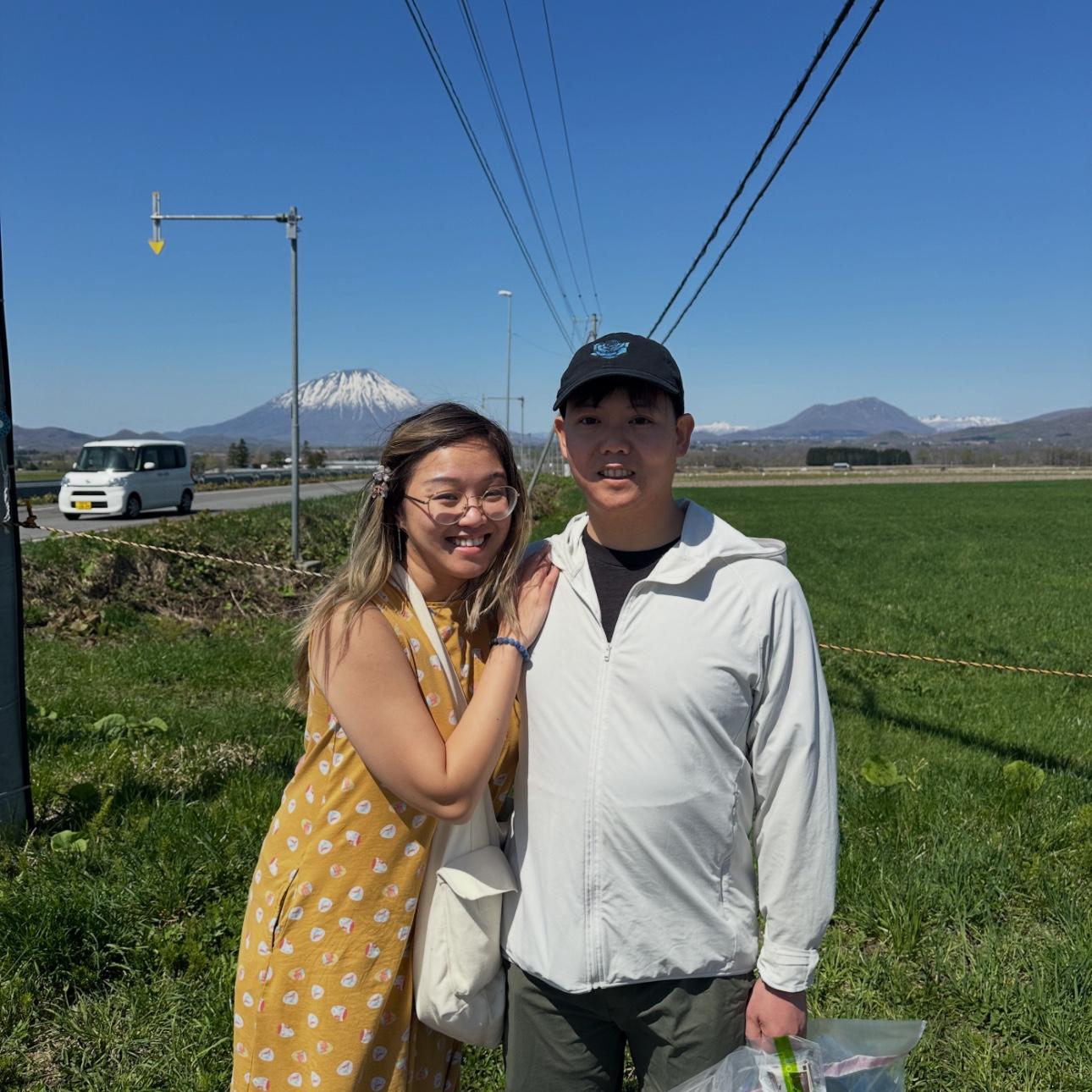5/1/25 – Our first time in Japan! Saw Mount Yōtei, Hokkaido’s own ‘Ezo Fuji’—a mini Mount Fuji! 

Lần đầu tiên chúng tôi đến Nhật! Tham quan núi “Ezo Fuji” của Hokkaido — mini núi Mount Fuji!