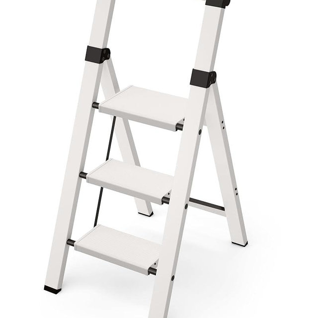 Taranta 3 Step Ladder, Lightweight Aluminum Step Stool with Convenient Handgrip, Folding Ladder with Anti-Slip Pedals, 330lbs Capacity Stepladder for Home, Office, Kitchen - White
