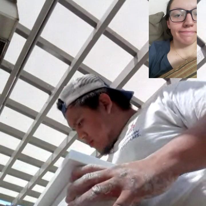 A video call where I got to see him at work.
Una video llamada en que pude ver cómo es que él trabaja.