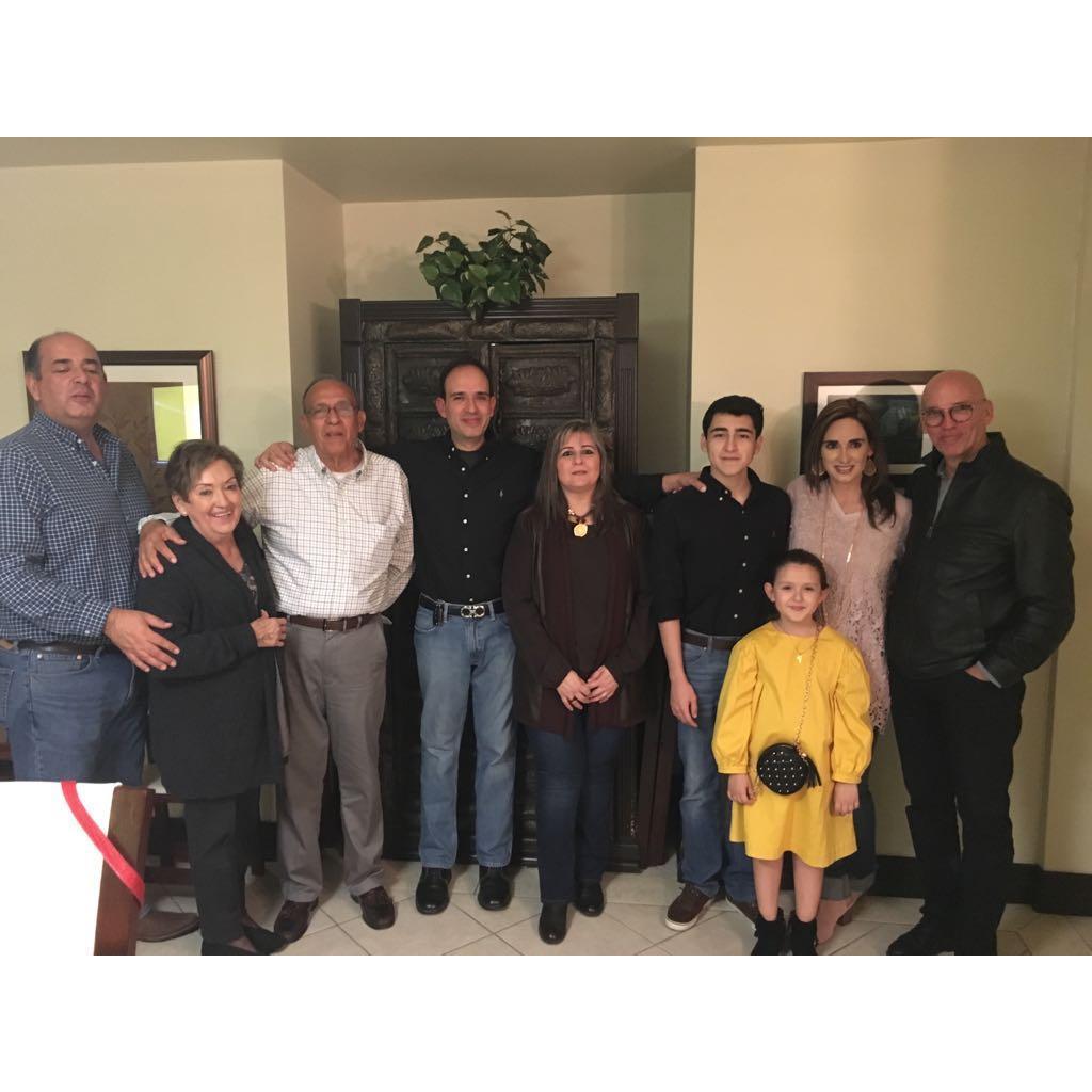 Compartiéndo con los padres y hermanos de Iliana, Miguel (hijo), Beatriz (madre), Miguel (padre), Gustavo (cuate de Ili), Adriana (cuñada), Gustavo (sobrino), Valeria (sobrina), Iliana y Alfredo.