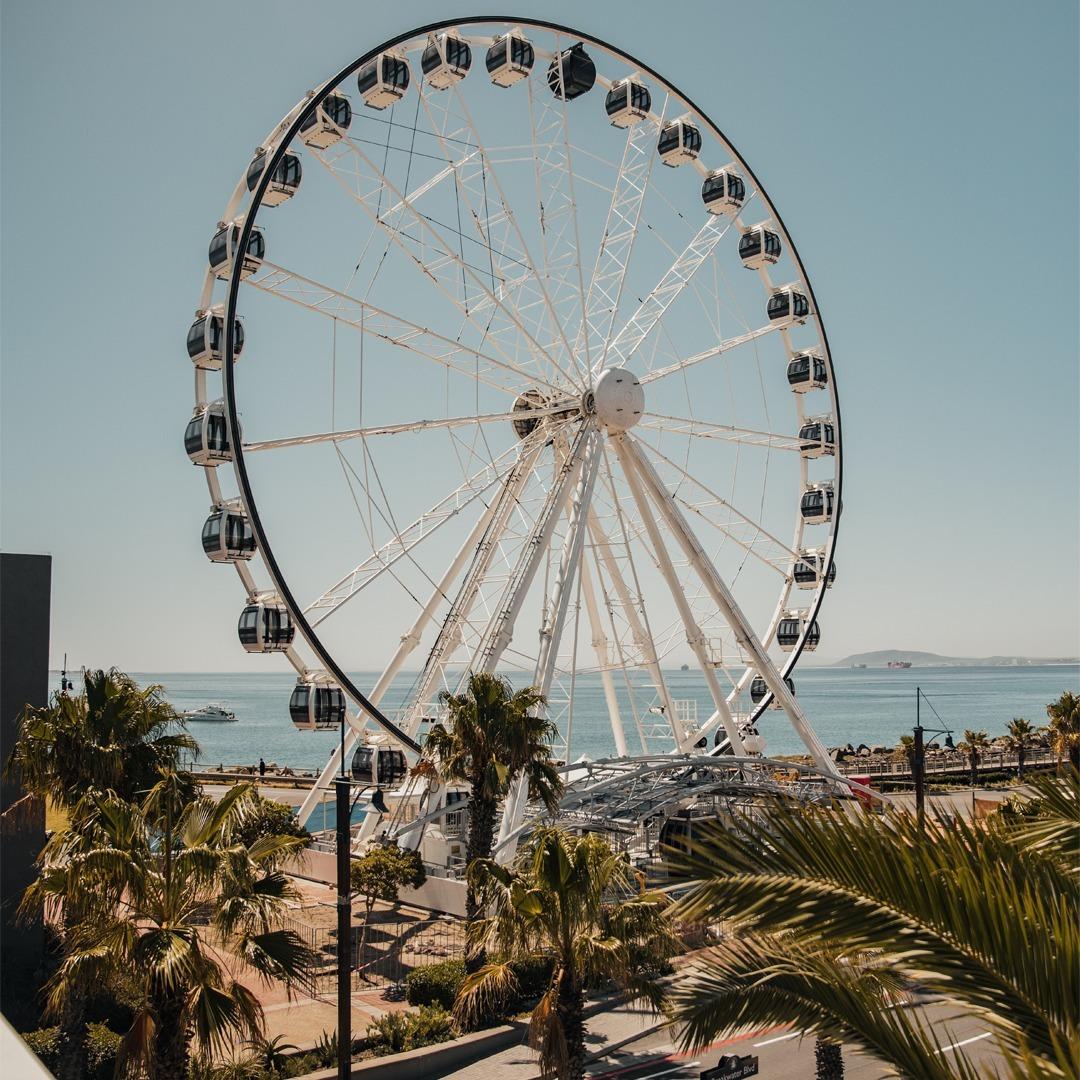 V&A Waterfront: Shopping mall with indoor and outdoor dining