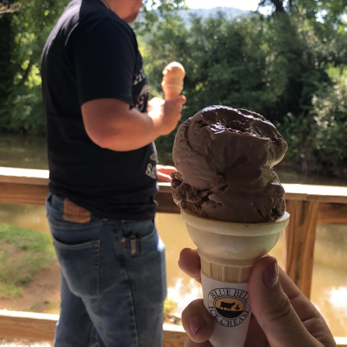 Our first unplanned trip that lead us to blue grass music & ice cream  🫶🏻