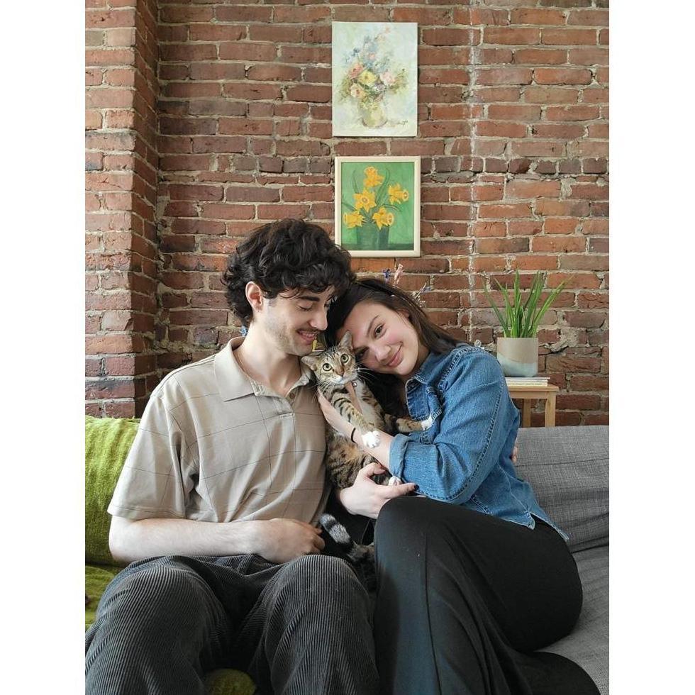 We realized our home was a little too quiet... in January 2023, we adopted our first kitty, Olive! | Percebemos que nossa casa estava um pouco silenciosa... em janeiro de 2023, adotamos nossa primeira gatinha, Olive!