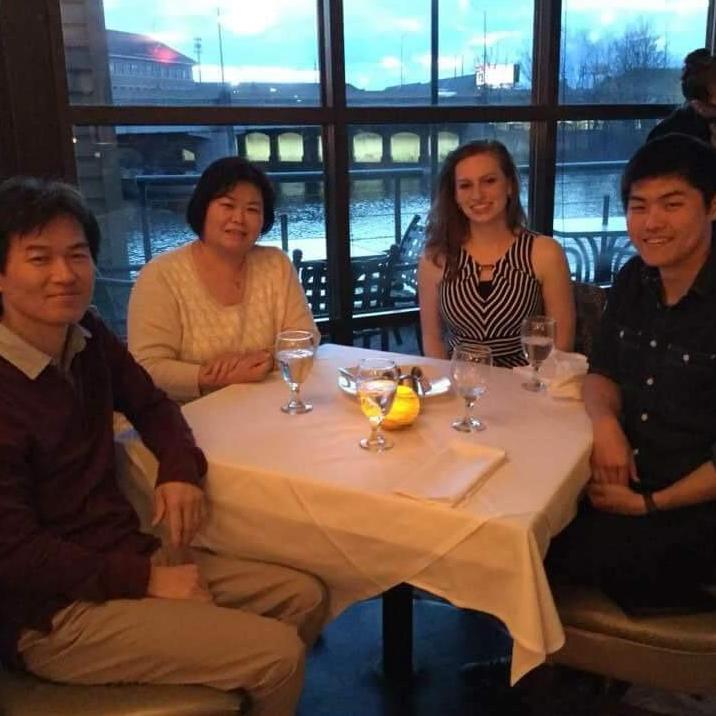 Elizabeth's first encounter with Yong's parents! Yong's mother and Elizabeth devoured a large piece of chocolate cake. By the way, the scallop plate was très délicieux... (05/2018).