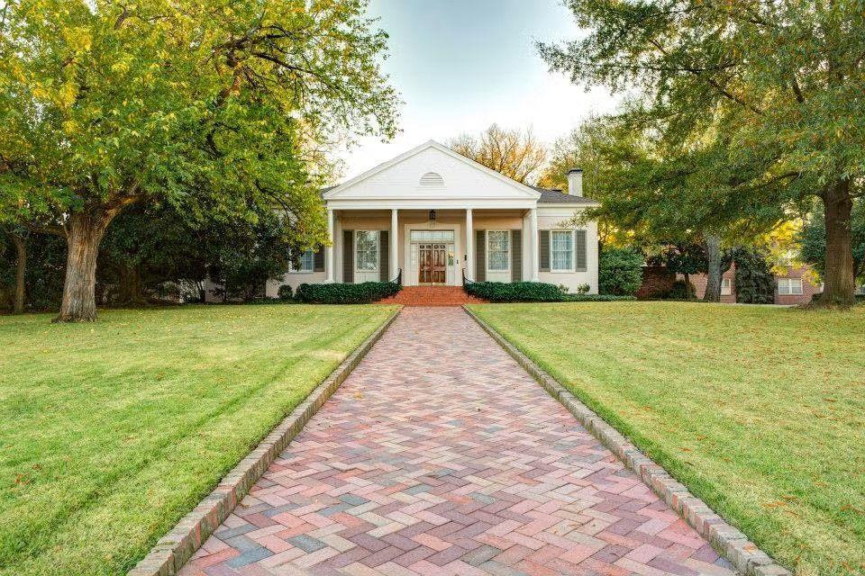 The Wedding Website of Erika Bowsher and Christian Brooks