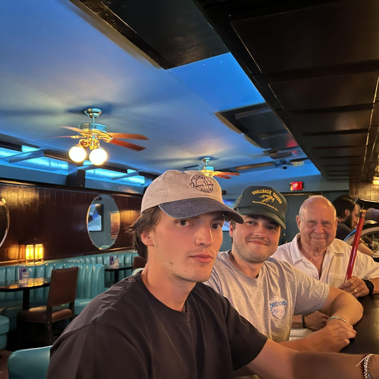 Will, Max and Grampy enjoying  la habitación azul.