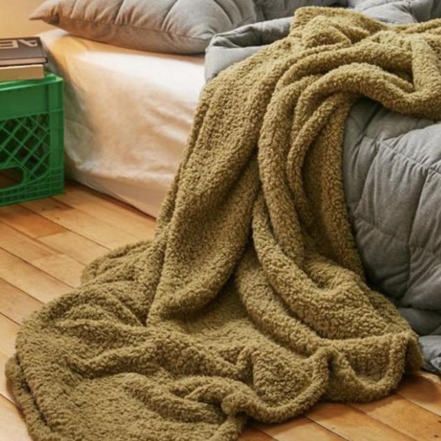 Fleece Blanket in Olive