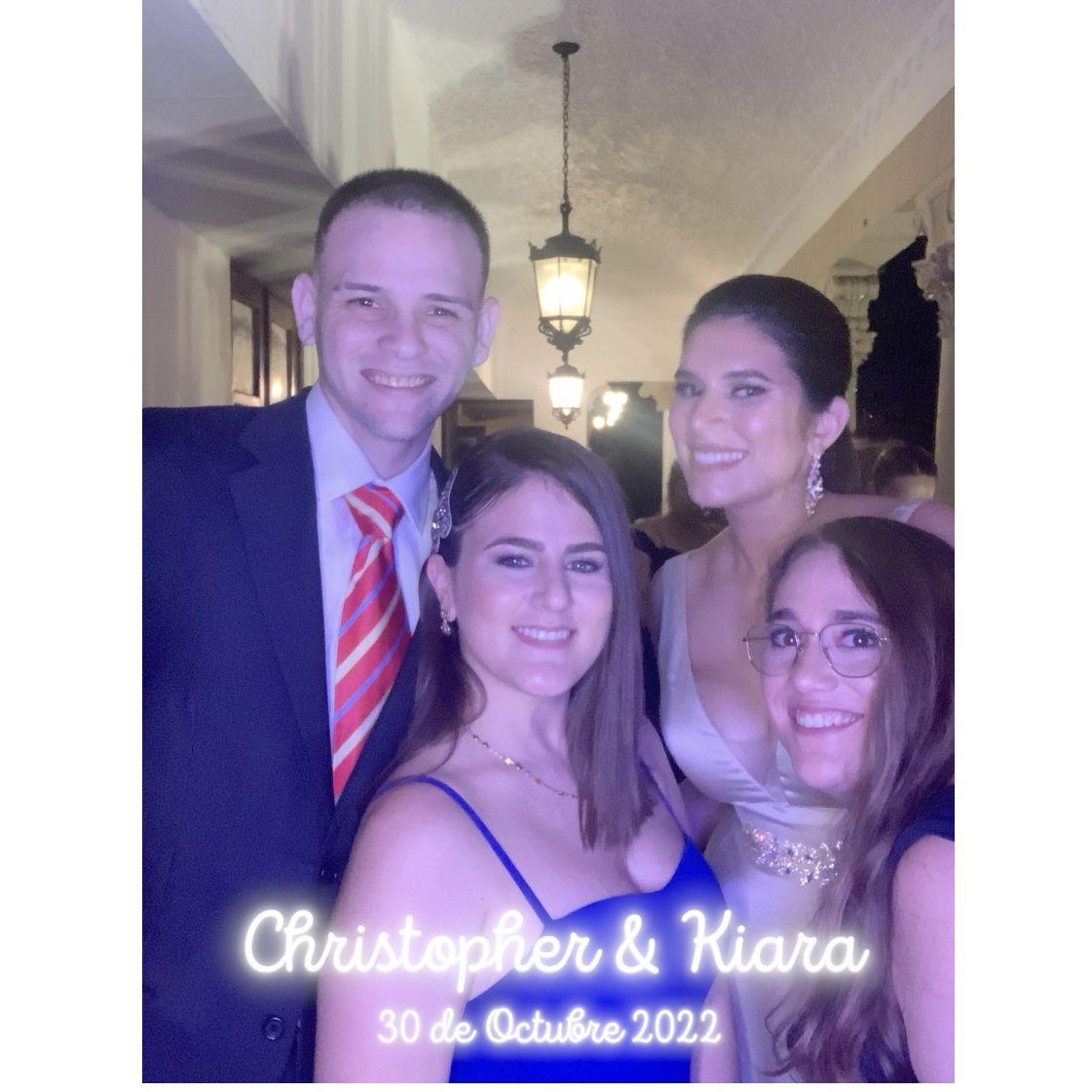 Junto a excelente compañía en la boda de Kiara y Chris