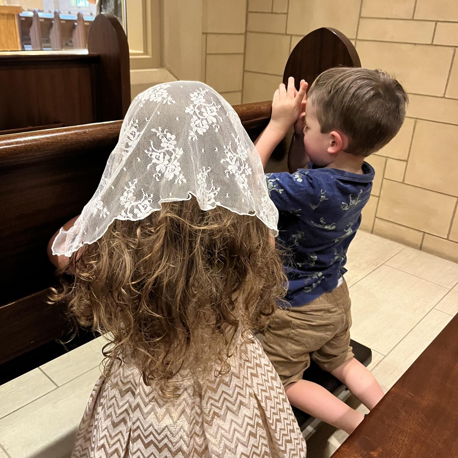 En misa, les gusta orar a Jesus, Dios, Santos y la Virgin Maria