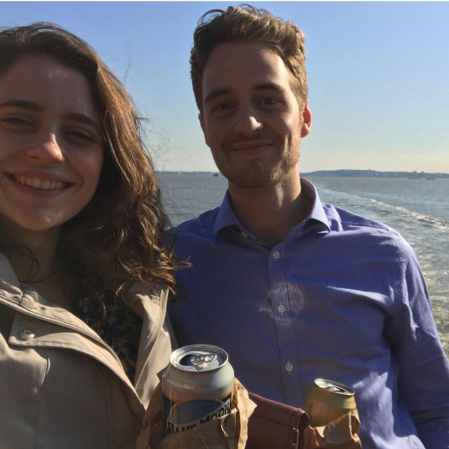Our first photo together! Brown bagging beers on the Staten Island ferry after work.
//
¡Nuestra primera foto juntos! En rumbo hacía Staten Island.