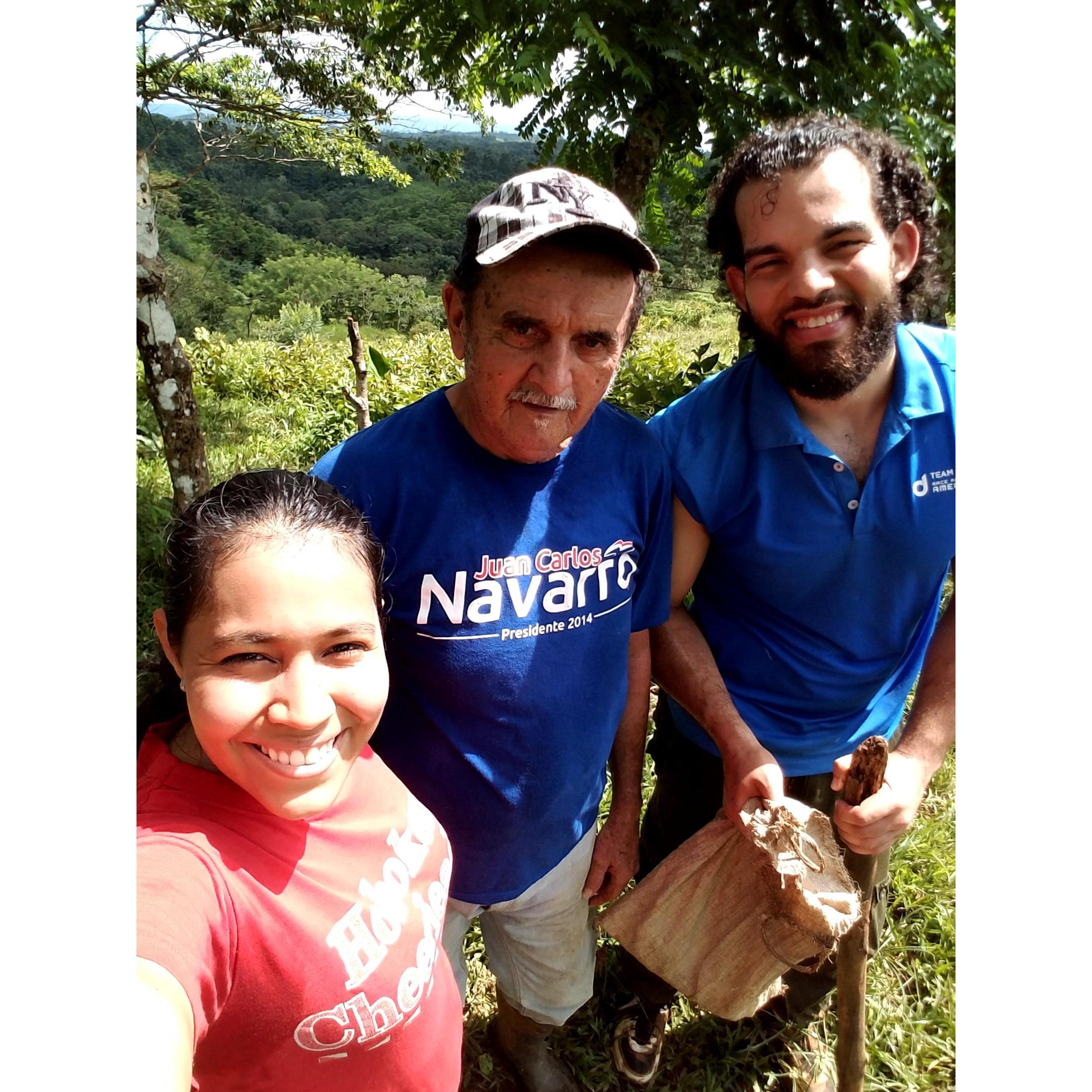 Un dia visitando la finca en Frijolitos de Colon junto el abuelo Cele, de Namibia.