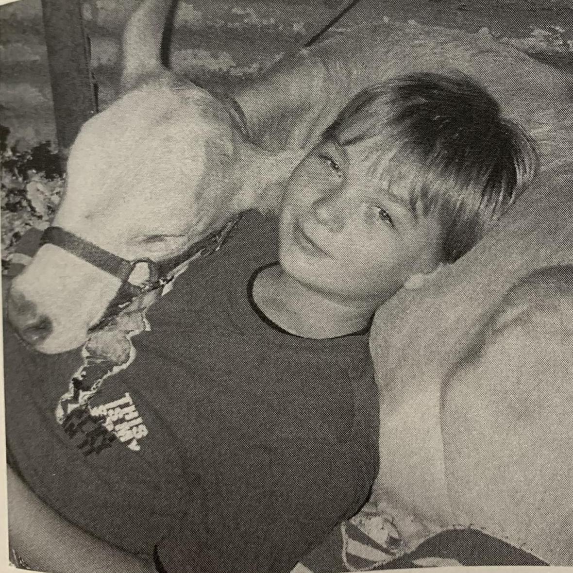 Josh with his brother's cow /
Josh con la vaca de su hermano.